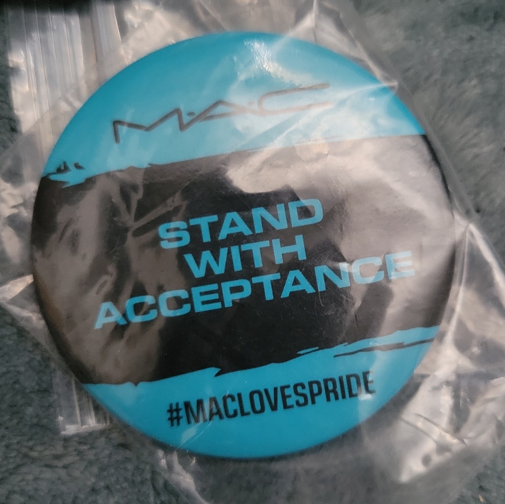 MAC COSMETICS buttons - Picture 2 of 3